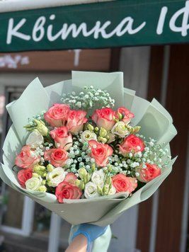 Букет троянди з аустомою buket-troiandy-z-austomoiu фото